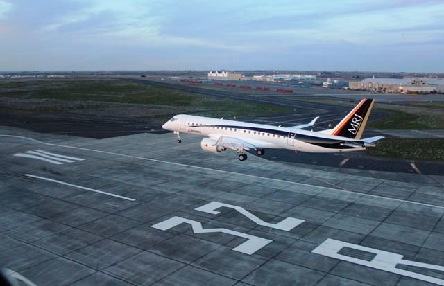 モーゼスレイクのグラントカウンティ国際空港へ着陸する MRJ 飛行試験 3号機　（三菱航空機提供）