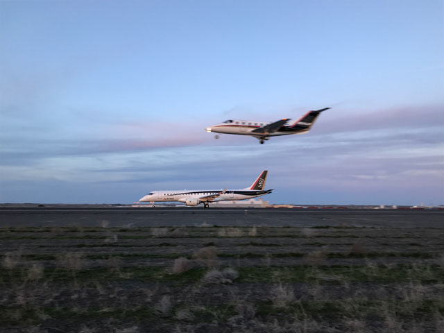 モーゼスレイクのグラントカウンティ国際空港へ着陸した MRJ 飛行試験 3号機とチェース機　（三菱航空機提供）