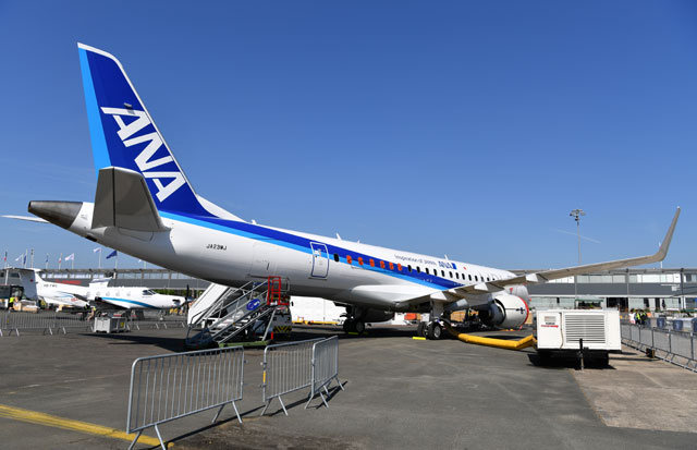 写真：パリ航空ショーが開かれるル・ブルジェ空港で展示準備が進むANA塗装が施されたMRJの飛行試験3号機＝17年6月17日午前撮影 その2