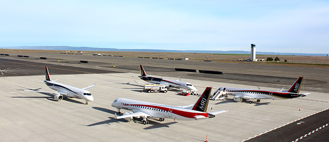 米国モーゼスレイク グラントカウンティ国際空港 に集結した MRJ 飛行試験機 MRJ 1号機（JA21MJ） 2号機（JA22MJ） 3号機（JA23MJ） 4号機（JA24MJ）　三菱航空機提供