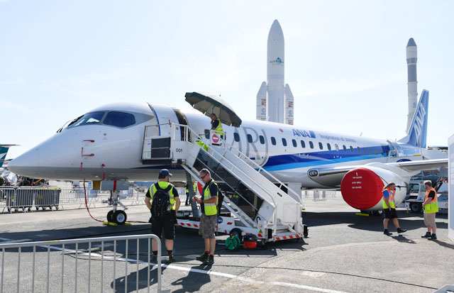 写真：パリ航空ショーが開かれるル・ブルジェ空港で展示準備が進むANA塗装が施されたMRJの飛行試験3号機＝17年6月17日午前撮影 その3