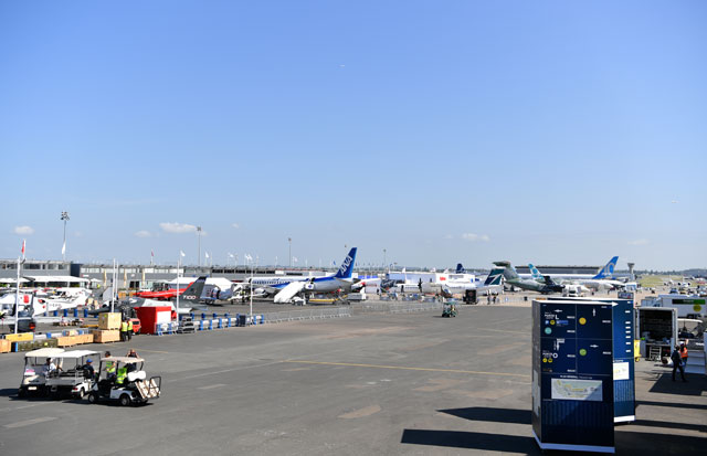 MRJが初出展されるパリ航空ショーが開かれるル・ブルジェ空港＝17年6月17日午前撮影