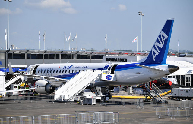 写真：パリ航空ショーが開かれるル・ブルジェ空港で展示準備が進むANA塗装が施されたMRJの飛行試験3号機＝17年6月17日午前撮影 その5
