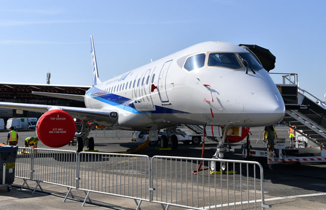 写真：パリ航空ショーが開かれるル・ブルジェ空港で展示準備が進むANA塗装が施されたMRJの飛行試験3号機＝17年6月17日午前撮影 その6