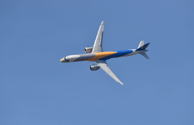 パリ航空ショー初日にフライトデモンストレーションを披露した エンブラエル E195-E2 写真画像　その1