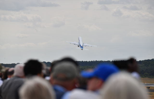 ファンボロー航空ショー3日目の飛行展示に向け急上昇するMRJ＝18年7月18日