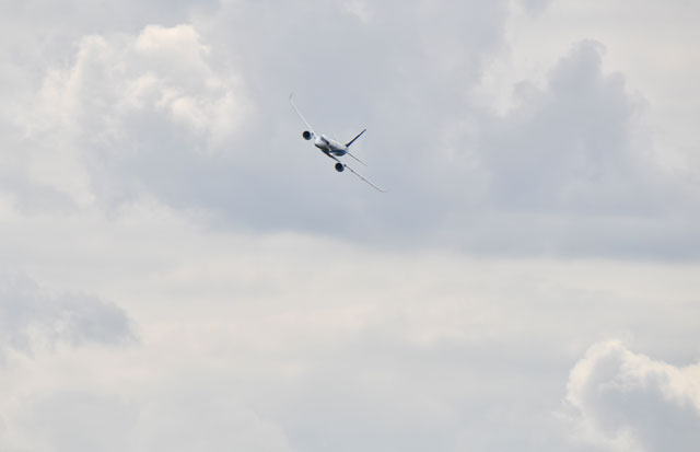 ファンボロー航空ショー3日目の飛行展示を披露するMRJ＝18年7月18日
