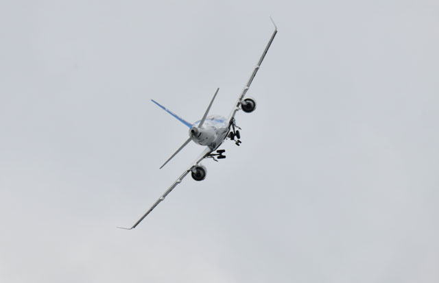 ファンボロー航空ショー3日目の飛行展示を披露するMRJ＝18年7月18日