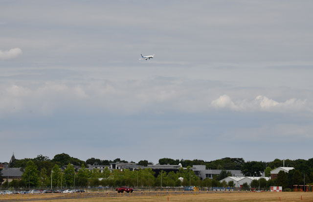 ファンボロー航空ショー3日目の飛行展示を終え着陸態勢に入るMRJ＝18年7月18日