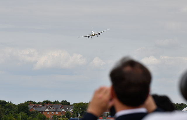 ファンボロー航空ショー3日目の飛行展示を終え着陸態勢に入るMRJ＝18年7月18日