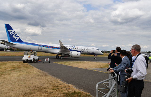 ファンボロー航空ショー3日目の飛行展示を終え駐機場所へ向かうMRJ＝18年7月18日