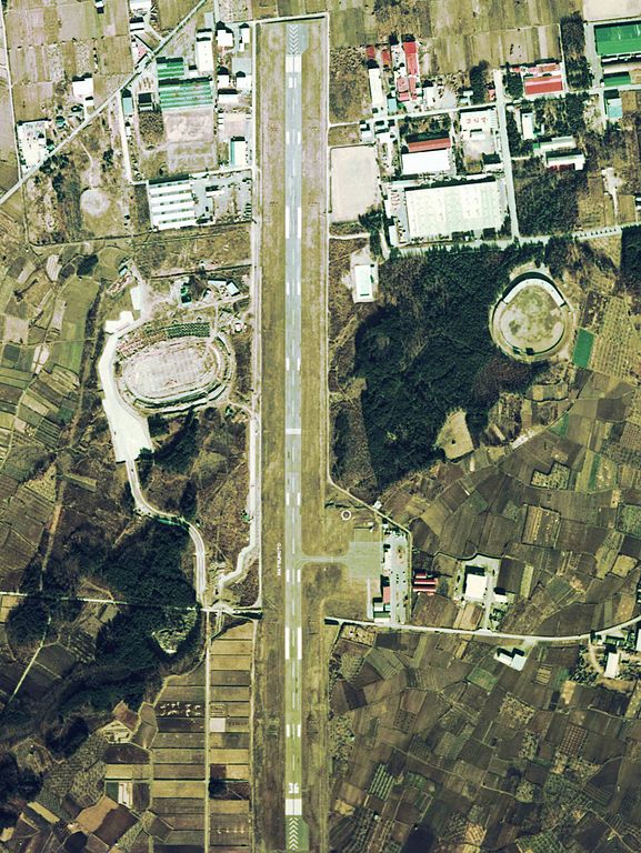松本空港（まつもとくうこう）（ Matsumoto Airport）は、長野県松本市と塩尻市にまたがり、日本の空港では最も標高の高い場所、標高657.5mに位置、長野県が保有、管理する県営空港（地方管理空港）で、愛称は信州まつもと空港（しんしゅうまつもとくうこう）となっています