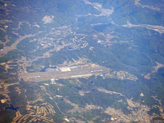 岡山空港（おかやまくうこう）（Okayama Airport）は、岡山市南部に開設された旧岡山空港が地形的に滑走路の延長ができず、ジェット化のため 1988年（昭和63年）に現在地の岡山県岡山市北区に移転開設された地方管理空港で、旧岡山空港は岡南飛行場としてセスナ機など小型機専用の空港として使用されています