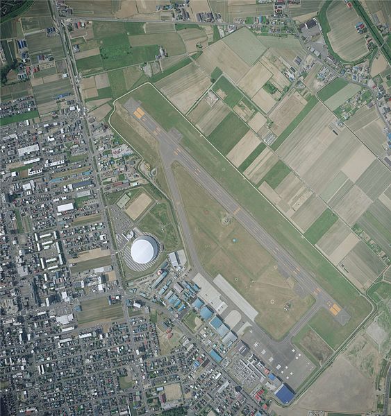 2008年頃の札幌飛行場 （丘珠空港）周辺 (写真左)