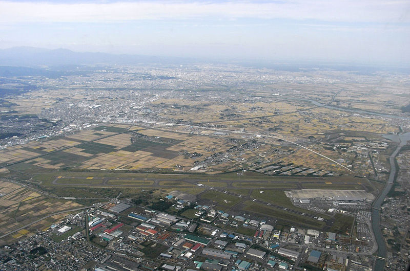 仙台空港（せんだいくうこう）は、東北地方唯一の国管理空港（旧第二種(A)空港）で、宮城県名取市と岩沼市に跨って位置しており、空港ターミナルビルが名取市にあり、滑走路は岩沼市にまで跨っています