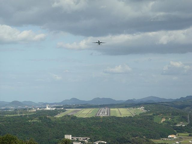 高松空港（Takamatsu Airport）は、香川県高松市にある空港で、滑走路 ・ 誘導路の一部は、綾歌郡綾川町に属し、空港法で、第4条1項5号に該当する空港として政令で定める空港（国管理空港）に区分されています
