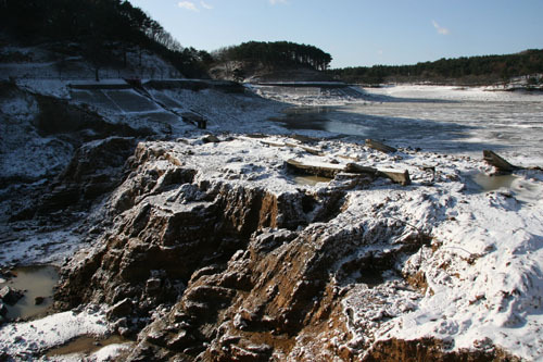藤沼ダム 2011年3月11日、北東部にある高さ 18メートル、長さ 133メートルの堤が決壊、約 150万トンの水が流出しました