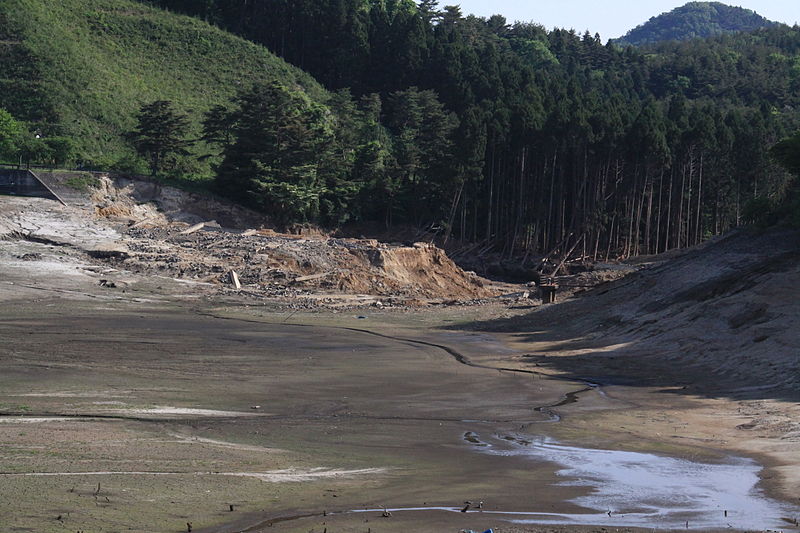 決壊した藤沼ダム（2011年5月25日）