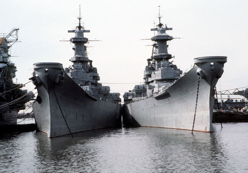海軍予備艦隊でモスボールされる戦艦「アイオワ」および「ウィスコンシン」（フィラデルフィア海軍工廠）