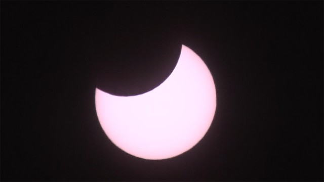 東京では、2019年6日午前10時6分ごろ、太陽のおよそ4割が月に隠れました