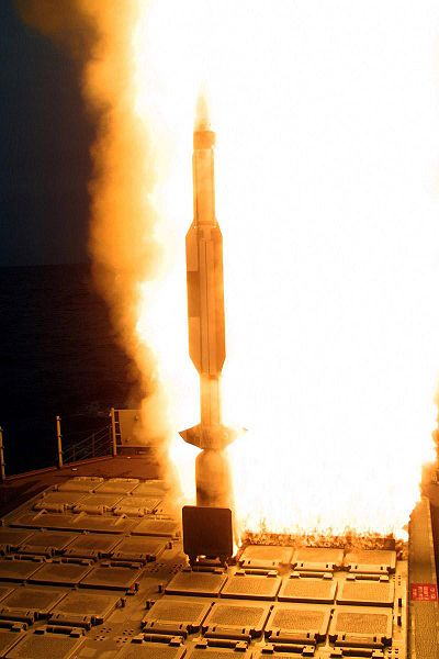 ミサイル巡洋艦レイク・エリーから発射されるRIM-161スタンダード・ミサイル（SM-3）