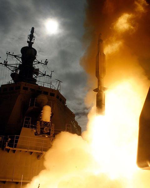 2007年12月18日ハワイ・カウアイ島沖で行われた発射試験JFTM-1にて太平洋ミサイル試射場から発射された模擬弾道ミサイルを目標としてSM-3ブロックIAを発射する海上自衛隊のミサイル護衛艦「こんごう」