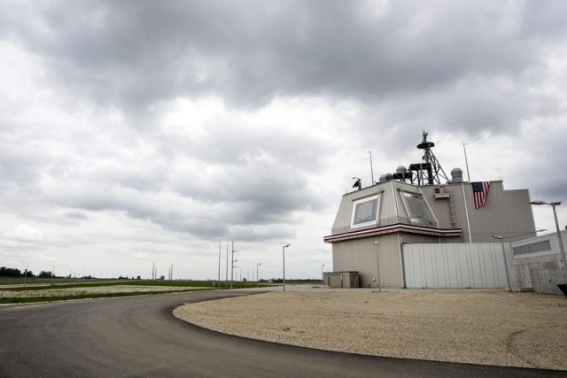 ５月２３日、米レイセオンと三菱電機、米ロッキード・マーチンと富士通の２陣営がそれぞれ、弾道ミサイル防衛の要であるイージスシステムのレーダーの共同開発を検討していることがわかった。写真はルーマニア・デべセル空軍基地に配置されている陸上配備型イージス。提供写真（２０１７年　ロイター）