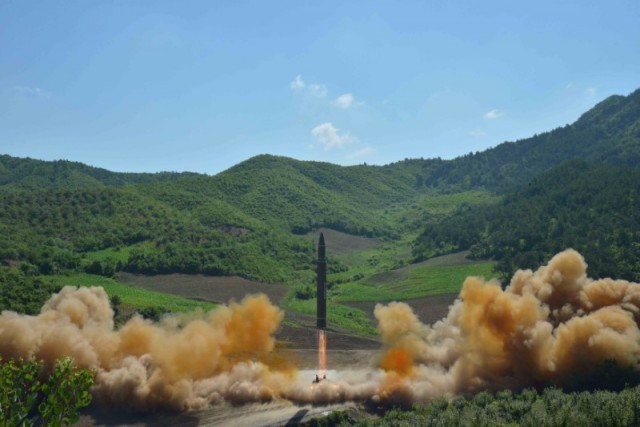 2017年7月5日、北朝鮮は大型核弾頭が搭載可能で新たに開発された大陸間弾道ミサイル（ICBM）の実験を実施し、弾頭を大気圏に再突入させる技術が検証されたと発表した。朝鮮中央通信（KCNA）が報じた。写真は、朝鮮中央通信（KCNA）、2017年7月4日提供
