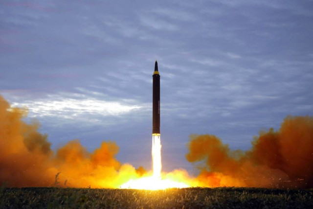 2017年8月29日、北海道上空を横切って飛行した北朝鮮の中距離弾道ミサイル「火星12号」の打ち上げの模様（写真＝朝鮮通信＝時事）