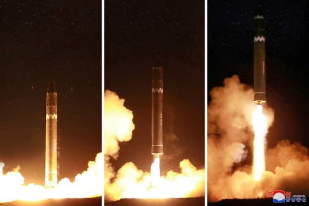 大陸間弾道ミサイル（ICBM）「火星 15」型の試射＝2017年11月29日、朝鮮中央通信・朝鮮通信