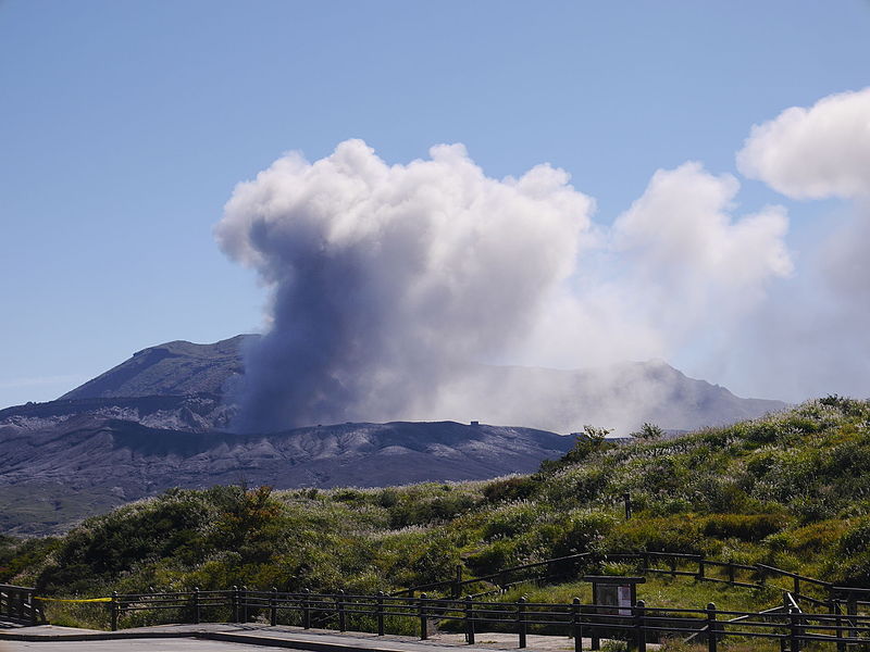 噴煙を上げる中岳（2015年9月）