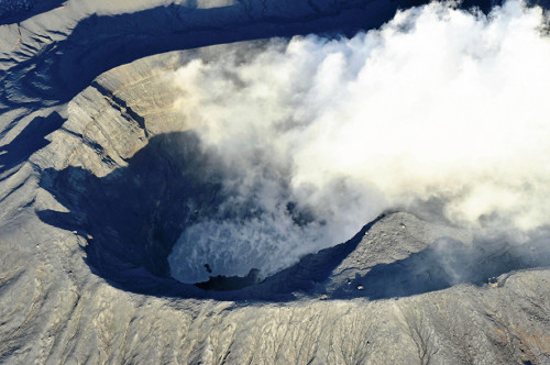 噴煙を上げる阿蘇山中岳第１火口。中に湯だまり（中央）が確認された（９日午後５時１３分、読売ヘリから）