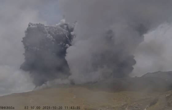 阿蘇山　爆発的噴火　噴煙 火口から3500メートル　火砕流 1.6キロ流下