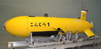 自律型潜水調査機器（AUV）「ごんどう」は、プログラムされた経路を自動で潜航して調査を行う機器で、海底近傍まで潜航して調査を行うことで、詳細な海底のデータを収集することができます