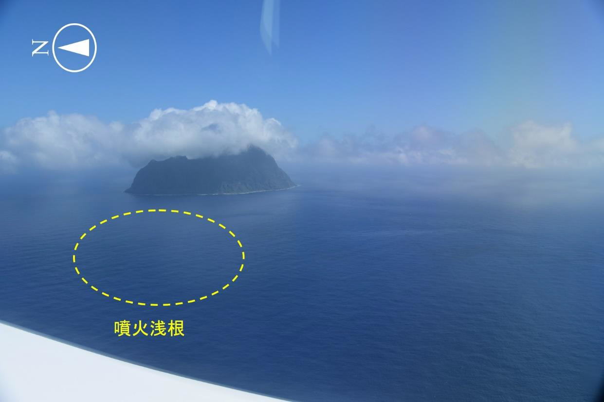 北硫黄島と噴火浅根の様子(2022年3月29日13:39撮影)
