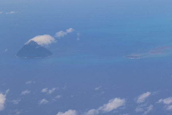 2021年8月15日 南硫黄島（左）と福徳岡ノ場の新島（右）　（左側写真）