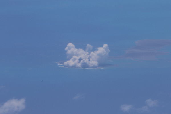 2021年8月15日 福徳岡ノ場 新島　噴火状況　（右側写真）