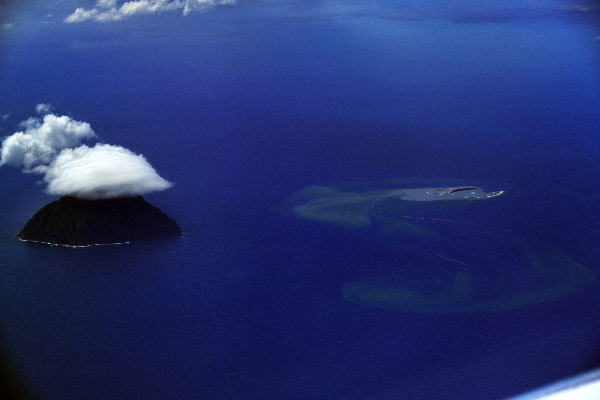 2021年8月16日 南硫黄島（左）と福徳岡ノ場の新島（右）　（左側写真）