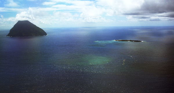 2021年9月12日 南硫黄島（左）と福徳岡ノ場 新島 独立した変色水の様子　（左側写真）