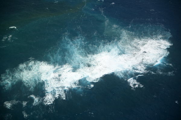 2021年12月27日　白波に覆われる新島の様子　（右側写真）