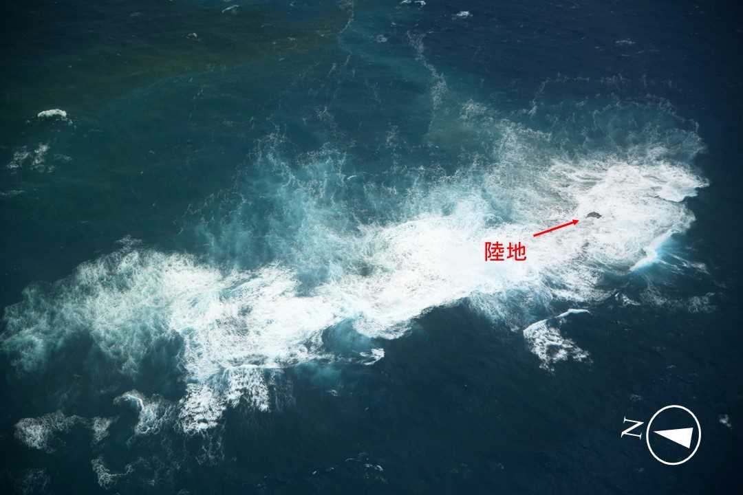 白波に覆われる福徳岡ノ場 新島の様子(2021年12月27日13:04 撮影)