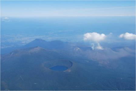 霧島山主要部 2011年10月18日 西側上空より 気象庁撮影<br>右奥：新燃岳火口、中央手前：大浪池、左中程：韓国岳、左後方：夷守岳