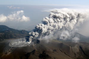 噴火し、東北東に向け噴煙を上げる新燃岳　鹿児島・宮崎県境　2017年10月11日午前10時23分 撮影