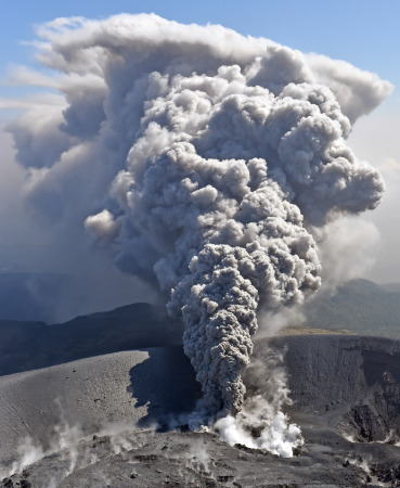 約 6年ぶりに噴火　火山灰を噴き上げる霧島山の新燃岳　宮崎・鹿児島県境付近で2017年10月11日午前10時19分 撮影