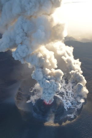 爆発的噴火が観測された霧島連山の新燃岳＝宮崎・鹿児島県境付近で２０１８年３月６日午後５時２０分