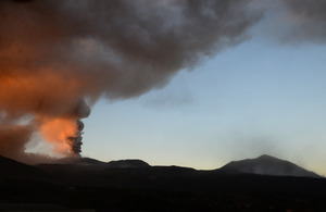 夕方になっても噴火を続ける新燃岳。噴煙が夕日に染まった＝６日午後６時８分、鹿児島・宮崎県境