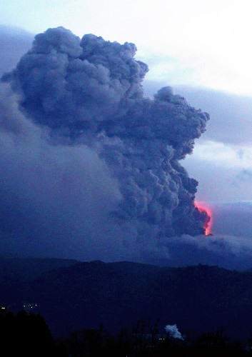 活発な噴火活動が続く新燃岳から上がる噴煙（７日午前６時１０分）