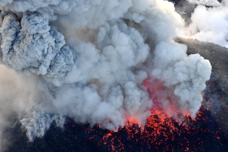 爆発的噴火が観測された霧島連山の新燃岳。激しく噴煙を上げていた＝宮崎・鹿児島県境付近で２０１８年３月６日午後５時１９分