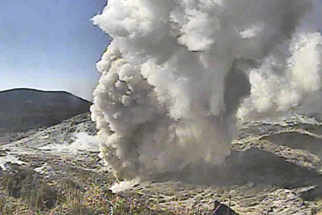 鹿児島と宮崎の県境に広がる 霧島連山 えびの高原 硫黄山で、2018年4月19日午後3時39分頃、噴火が発生、火口周辺に大きな噴石が飛んだのが確認されました