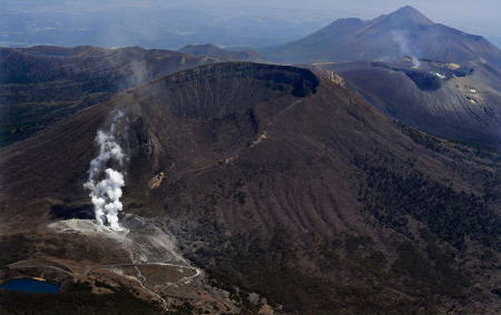 噴煙を上げる霧島連山の硫黄山（左手前）。右奥は活動を続ける新燃岳＝宮崎、鹿児島県境で 2018年4月20日午後1時51分